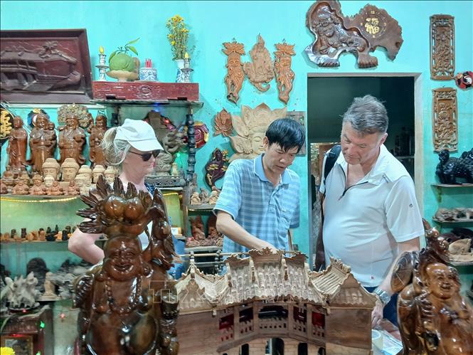 Phát triển du lịch làng nghề truyền thống được xem là hướng đi phù hợp với xu hướng du lịch mới, du lịch trải nghiệm. Ảnh: Mỹ Hà - TTXVN