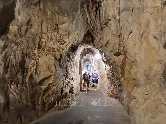 Hang động Âm Phủ  tại Trung tâm du lịch văn hóa – tâm linh tại khu vực núi Ngũ Hành Sơn, thành phố Đà Nẵng thu hút du khách quốc tế đến tham quan. Ảnh: Mỹ Hà - TTXVN