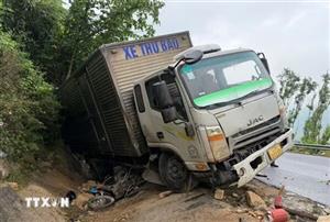 Đắk Lắk: Xe tải đổ đèo mất lái va chạm với xe môtô khiến hai người thương vong