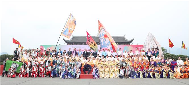  Các đại biểu chụp ảnh lưu niệm với các đội tham gia liên hoan. Ảnh: Thanh Tuấn - TTXVN 