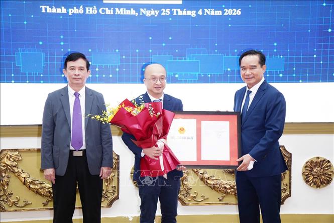 Ông Nguyễn Văn Được, Chủ tịch UBND TP. Hồ Chí Minh trao Giấy chứng nhận đầu tư cho Đại diện Công ty Cổ phần Bệnh viện Đa khoa Tâm Anh TP. Hồ Chí Minh. Ảnh: TTXVN phát