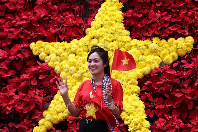 Mô hình biểu tượng lá cờ Tổ quốc trở thành điểm check-in nổi bật của người dân và du khách. .Ảnh Đặng Tuấn -TTXVN 