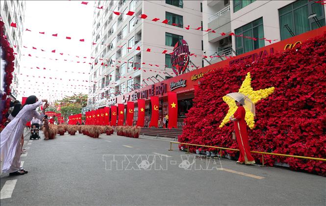 Ban quản lý Mường Thanh Viễn Triều trang hoàng không gian bằng nhiều biểu tượng thể hiện tinh thần thống nhất đất nước. Ảnh Đặng Tuấn –TTXVN 