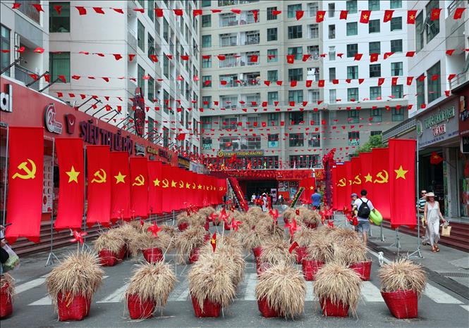 Các tuyến phố tại phường Bắc Nha Trang rực rỡ sắc đỏ trong những ngày hướng tới kỷ niệm 30/4. Ảnh Đặng Tuấn –TTXVN 