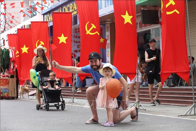 Sắc đỏ của cờ hoa làm nổi bật diện mạo đô thị Khánh Hòa trong những ngày tháng Tư lịch sử. Ảnh Đặng Tuấn -TTXVN 