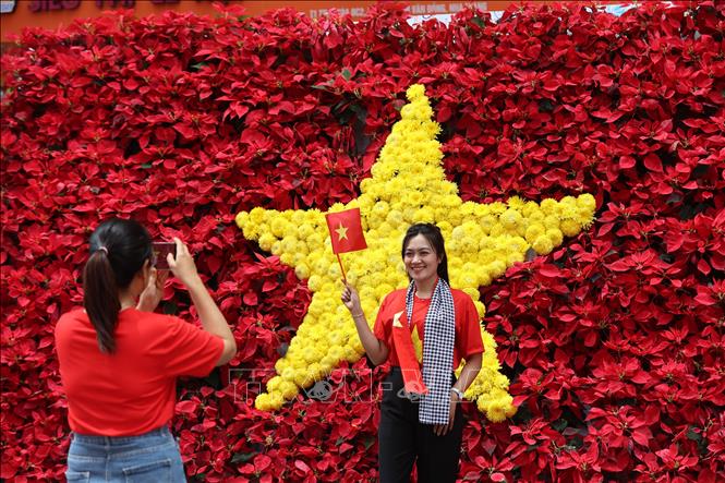 Mô hình biểu tượng lá cờ Tổ quốc trở thành điểm check-in nổi bật của người dân và du khách. Ảnh Đặng Tuấn -TTXVN