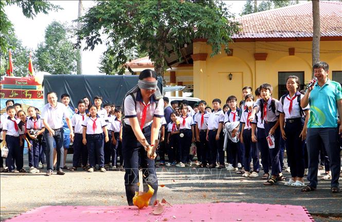 Học sinh tham gia các trò chơi dân gian. Ảnh: Lê Thúy Hằng – TTXVN