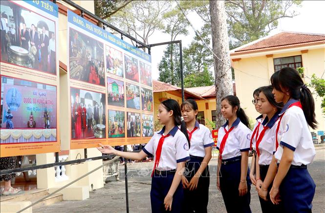Học sinh tham quan trưng bày hình ảnh về hoạt động Giỗ Tổ Hùng Vương tại tỉnh Vĩnh Long qua các thời kỳ. Ảnh: Lê Thúy Hằng – TTXVN