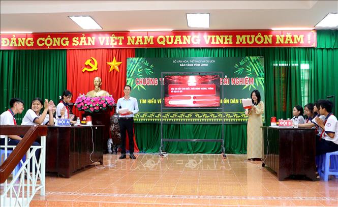 Học sinh tham gia hội thi Rung chuông vàng với chủ đề  “Lễ hội Hùng Vương - Cội nguồn dân tộc”. Ảnh: Lê Thúy Hằng – TTXVN