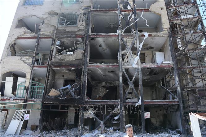 Toà nhà bị phá huỷ trong cuộc không kích của Mỹ và Israel xuống Tehran, Iran ngày 14/4/2026. Ảnh: THX/TTXVN