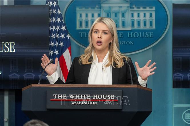 Thư ký báo chí Nhà Trắng Karoline Leavitt trong cuộc họp báo tại Washington DC. Ảnh: THX/TTXVN