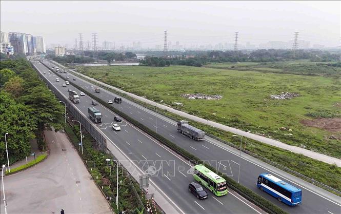 Tuyến cao tốc Pháp Vân - Cầu Giẽ, cửa ngõ phía Nam Thủ đô ghi nhận mật độ phương tiện ở mức vừa phải, các xe di chuyển liên tục, giữ khoảng cách tốt, không xuất hiện tình trạng dồn ứ kéo dài như thường thấy trước mỗi dịp nghỉ lễ. Ảnh: Phạm Kiên - TTXVN