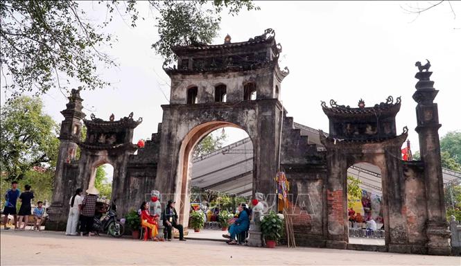 Nét cổ kính Cổng tam quan tại Chùa Ông (tại thôn Bình Lương, xã Như Quỳnh, tỉnh Hưng Yên). Ảnh: Nguyễn Công Hải - TTXVN

