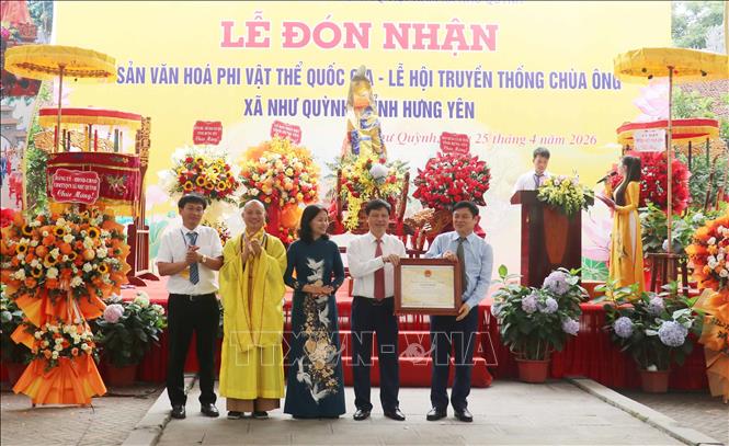 Phó Chủ tịch UBND tỉnh Hưng Yên Phạm Văn Nghiêm trao Chứng nhận của Bộ trưởng Bộ Văn hóa, Thể thao và Du lịch về Lễ hội Chùa Ông được đưa vào danh mục di sản văn hóa phi vật thể Quốc gia cho xã Như Quỳnh. Ảnh: Nguyễn Công Hải - TTXVN