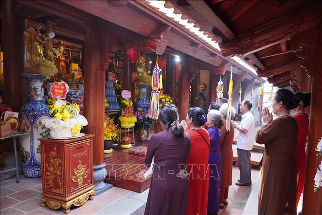 Du khách thập phương về tham quan chiêm bái tại Chùa Ông. Ảnh: Nguyễn Công Hải - TTXVN
