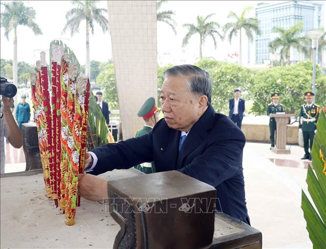 Party General Secretary and State President To Lam offers incense at the Da Nang City Memorial. VNA Photo: Thống Nhất 