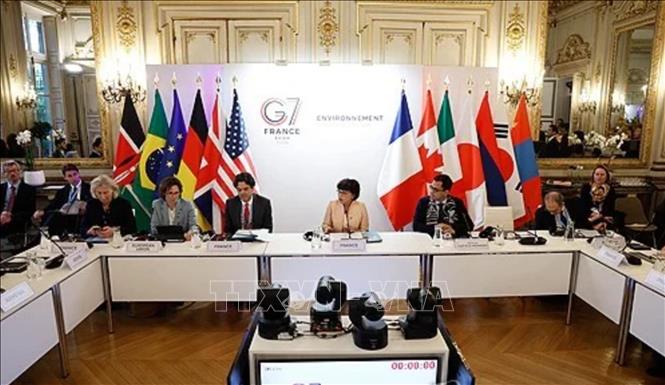 Bộ trưởng Chuyển đổi sinh thái Pháp Monique Barbut (giữa) tại Hội nghị Bộ trưởng Môi trường Nhóm các nước công nghiệp phát triển (G7) ở Paris, Pháp ngày 23/4/2026. Ảnh: EPA/TTXVN
