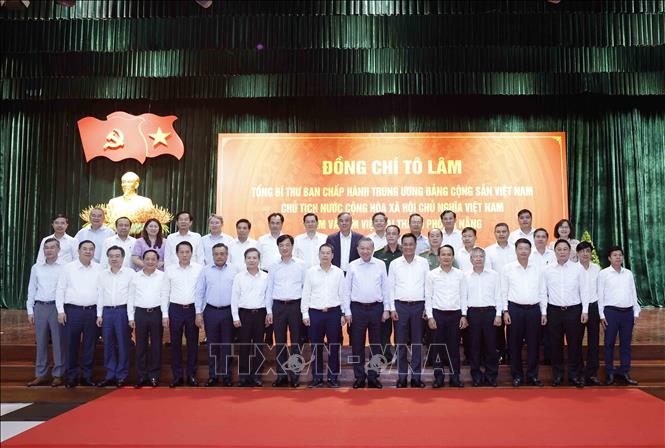 Tổng Bí thư, Chủ tịch nước Tô Lâm cùng đại biểu và Ban Thường vụ Thành ủy Đà Nẵng chụp ảnh chung. Ảnh: Thống Nhất - TTXVN