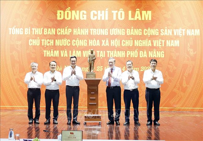 Tổng Bí thư, Chủ tịch nước Tô Lâm trao tặng Ban Thường vụ Thành ủy Đà Nẵng bức tượng Chủ tịch Hồ Chí Minh. Ảnh: Thống Nhất - TTXVN