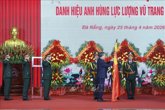 Party General Secretary and State President To Lam confers the title “Hero of the People’s Armed Forces,” on Military Region 5. VNA Photo: Thống Nhất