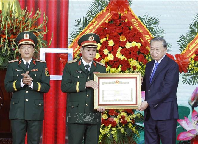 Party General Secretary and State President To Lam confers the title “Hero of the People’s Armed Forces,” on Military Region 5. VNA Photo: Thống Nhất