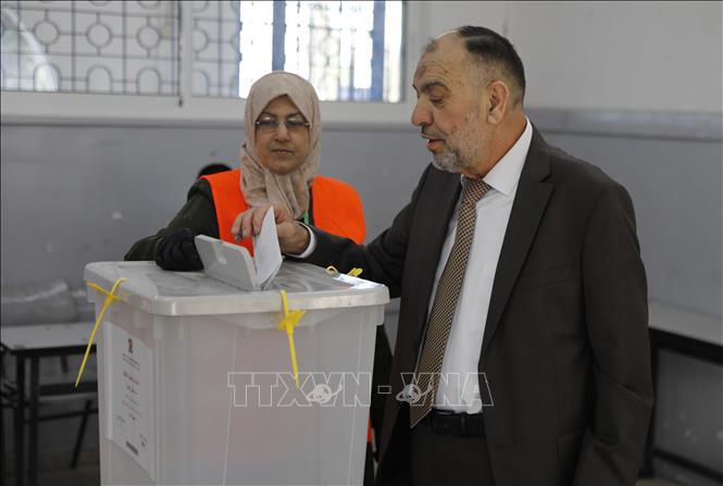 Thị trưởng thành phố Hebron (Bờ Tây, Palestine) Teysir Abu Sinine bỏ phiếu bầu cử Hội đồng địa phương tại Hebron ngày 25/4/2026. Ảnh: Anadolu Agency/TTXVN