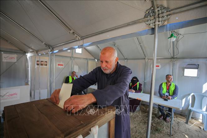 Cử tri bỏ phiếu bầu cử Hội đồng địa phương tại Deir al-Balah, Gaza, Palestine, ngày 25/4/2026. Ảnh: Anadolu Agency/TTXVN