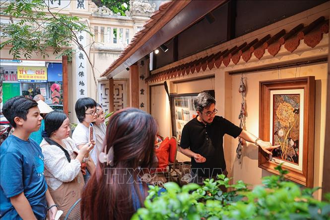 Hoạt động trải nghiệm thu hút đông đảo người trẻ tham gia, góp phần đưa di sản tiếp cận gần hơn với thế hệ mới. Ảnh: Phạm Tuấn Anh - TTXVN
