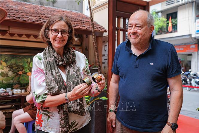 Du khách nước ngoài hào hứng với sản phẩm thủ công sơn mài, góp phần lan tỏa giá trị di sản ra quốc tế. Ảnh: Phạm Tuấn Anh - TTXVN