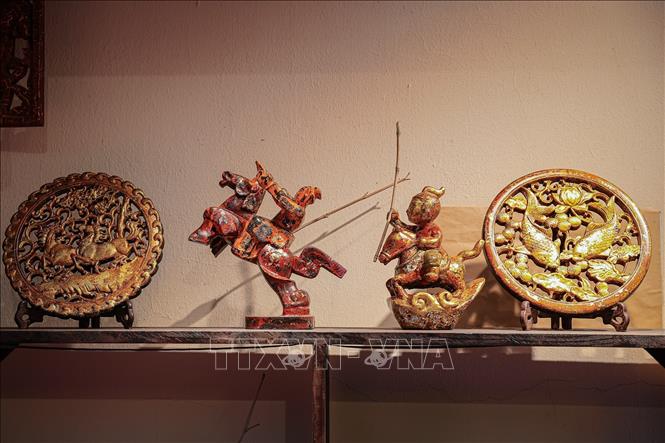 Những sản phẩm sơn mài sử dụng sơn Nhật kiểm soát bề mặt chặt chẽ, tạo độ bóng phẳng, mịn cao và thường được sử dụng trong các tác phẩm thủ công mỹ nghệ tinh xảo khác với sơn mài sử dụng sơn ta. Ảnh: Phạm Tuấn Anh - TTXVN