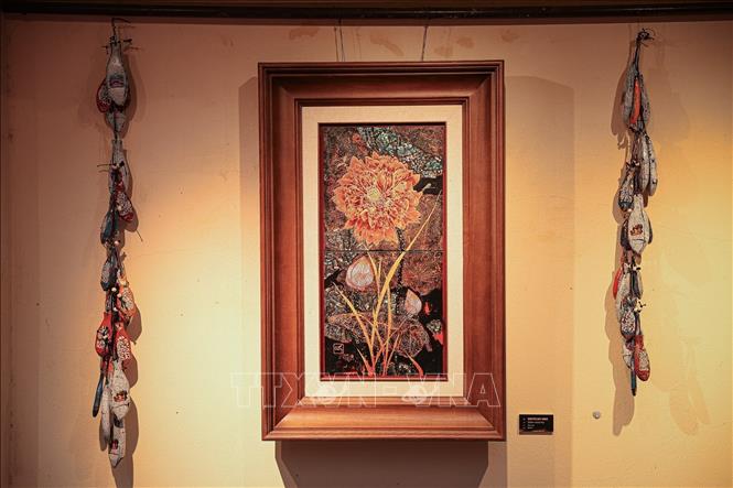 Các sản phẩm điêu khắc sử dụng sơn ta được trưng bày tại đình Hà Vĩ. Ảnh: Phạm Tuấn Anh - TTXVN
