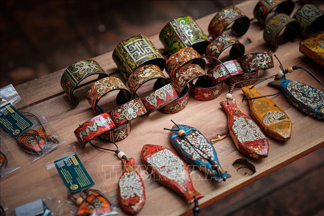 Tác phẩm sơn mài nghệ thuật với kỹ thuật khảm và tạo màu đặc trưng, thể hiện chiều sâu thẩm mỹ của chất liệu sơn ta. Ảnh: Phạm Tuấn Anh - TTXVN
