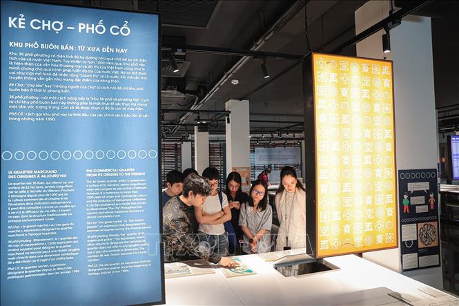 Không gian trưng bày kết hợp yếu tố giáo dục và trải nghiệm, thu hút đông đảo người trẻ tham gia tìm hiểu di sản văn hóa. Ảnh: Phạm Tuấn Anh - TTXVN