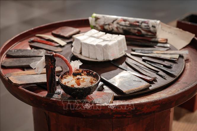 Các dụng cụ và nguyên liệu phục vụ nghề sơn ta được giới thiệu tới công chúng, giúp người xem hình dung quy trình chế tác thủ công truyền thống. Ảnh: Phạm Tuấn Anh - TTXVN