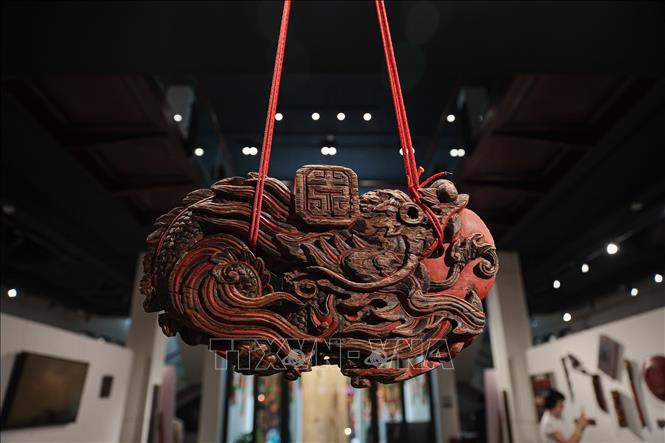 Tác phẩm điêu khắc sơn ta với họa tiết truyền thống được trưng bày tại không gian triển lãm. Ảnh: Phạm Tuấn Anh - TTXVN