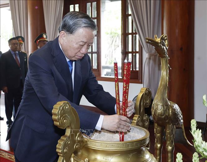 Party General Secretary and State President To Lam offers incense in tribute to President Ho Chi Minh and General Vo Nguyen Giap at a memorial house within the headquarters of Military Region 5. VNA Photo: Thống Nhất