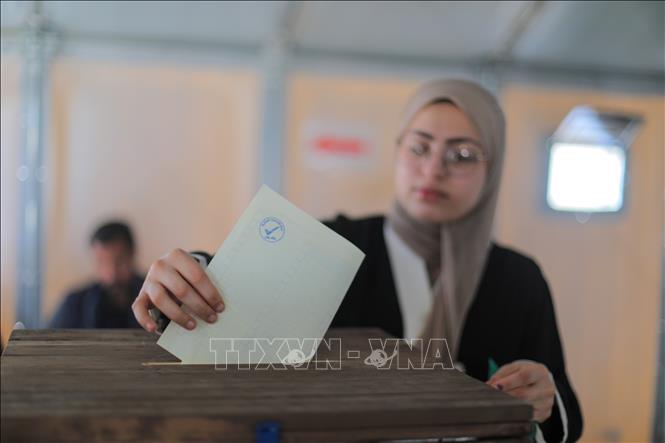 Cử tri bỏ phiếu bầu cử Hội đồng địa phương tại Deir al-Balah, Gaza, ngày 25/4/2026. Ảnh: Anadolu Agency/TTXVN