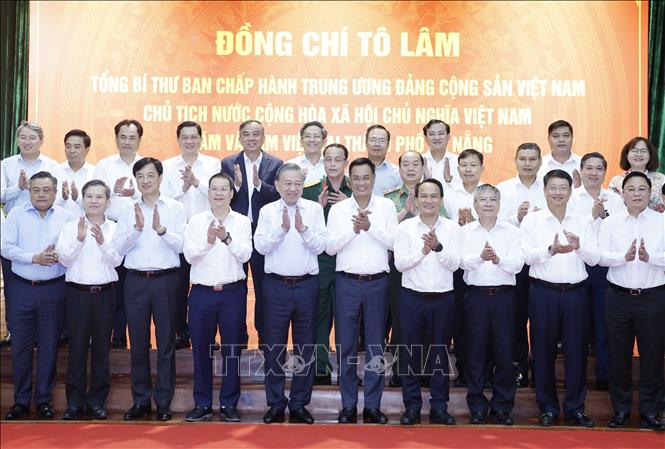 Tổng Bí thư, Chủ tịch nước Tô Lâm cùng đại biểu và Ban Thường vụ Thành ủy Đà Nẵng chụp ảnh chung. Ảnh: Thống Nhất - TTXVN