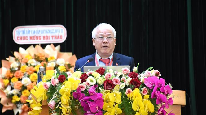 Giáo sư, Tiến sỹ Trần Văn Phòng, Giảng viên cao cấp, Học viện Chính trị quốc gia Hồ Chí Minh báo cáo đề dẫn Hội thảo. Ảnh: TTXVN phát

