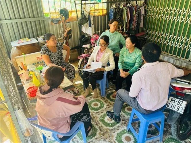 Cán bộ tín dụng Ngân hàng Chính sách Xã hội đến từng hộ vay để tuyên truyền, vận động hội viên thực hiện nghĩa vụ trả nợ đúng hạn, cũng như nắm bắt tình hình sử dụng vốn, đời sống kinh tế của hộ vay vốn. Ảnh: Duy Khương - TTXVN