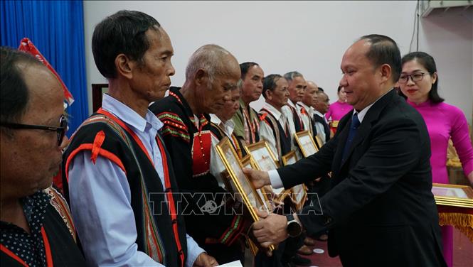 Lãnh đạo tỉnh Gia Lai trao Bằng khen cho người có uy tín tiêu biểu trong đồng bào dân tộc thiểu số. Ảnh: Hoài Nam – TTXVN