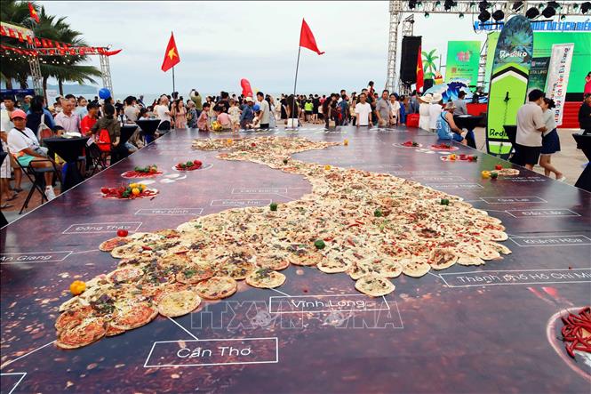 Độc đáo hình bản đồ Việt Nam được làm từ Pizza được trưng bày tại chương trình. Ảnh: Trần Lê Lâm - TTXVN 