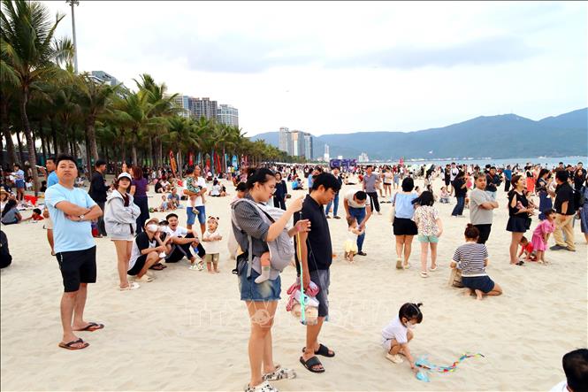 Đông đảo người dân, du khách đến tham quan vui chơi tại các bãi biển trong dịp khai trương mùa du lịch biển. Ảnh: Trần Lê Lâm - TTXVN 