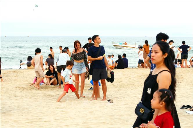 Các bãi biển thu hút khách du lịch trong nước và quốc tế dịp nghỉ lễ 30/4 - 1/5. Ảnh: Trần Lê Lâm - TTXVN 