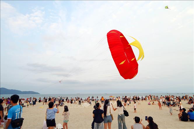 các chương trình của mùa du lịch biển Đà Nẵng thu hút đông đảo du khách. Ảnh: Trần Lê Lâm - TTXVN 