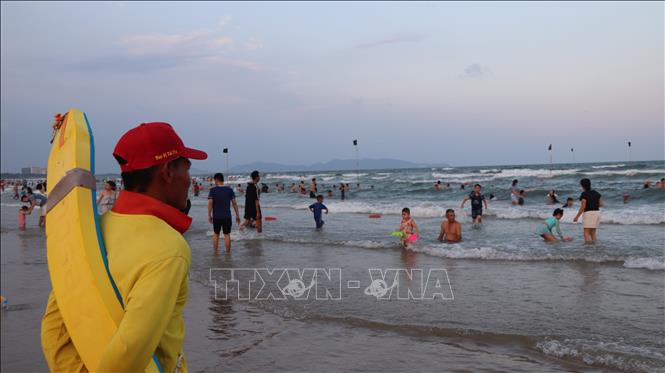 Lực lượng cứu hộ bờ biển ứng trực từ 6 giờ đến 18h mỗi ngày, đảm bảo an toàn cho du khách tắm biển.  Ảnh: Huỳnh Sơn-TTXVN