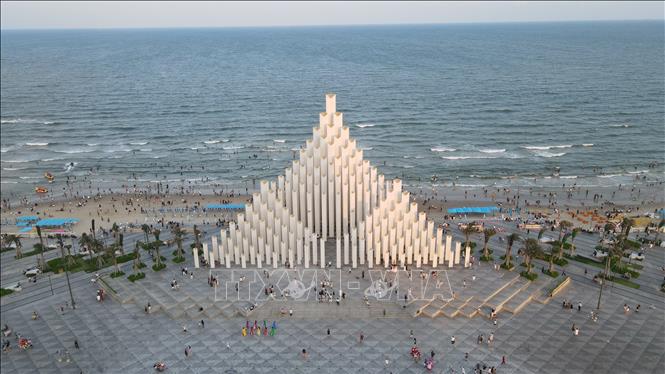 Quảng trường Tháp Tam Thắng-nơi du khách checkin và tắm biển. Ảnh: Huỳnh Sơn-TTXVN