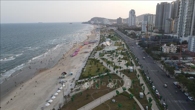 Quang cảnh du khách tắm biển tại khu vực Bãi Sau, Thành phố trong chiều ngày 25/4/2026. Ảnh: Huỳnh Sơn-TTXVN