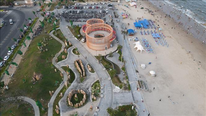Các tiểu cảnh và không gian vui chơi, tắm biển được bố trí hợp lý, tạo điềi kiện thuận lợi cho du khách khi đến với không gian biển của Thành phố Hồ Chí Minh. Ảnh: Huỳnh Sơn-TTXVN