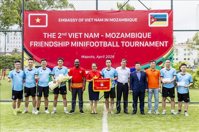 Giải Nhì thuộc về đội bóng của cộng đồng người Việt Nam tại Mozambique. Ảnh: Đại sứ quán Việt Nam tại Mozambique